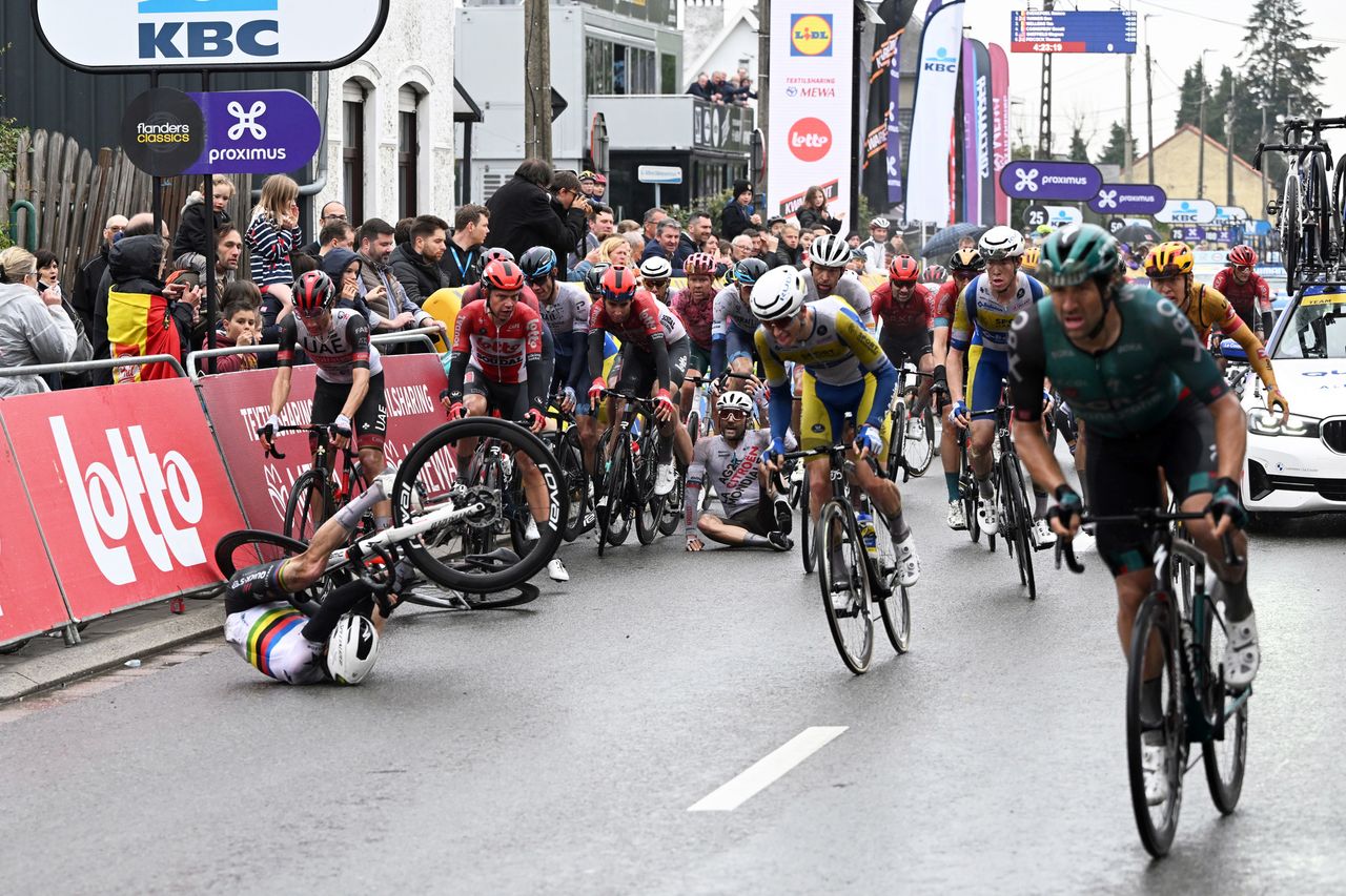 De Brabantse Pijl - La Fleche Brabanconne 2022 - 62nd Edition - Leuven - Overijse 205,1 km - 13/04/2022 - Crash - Team Car - Julian Alaphilippe (FRA - Quick-Step Alpha Vinyl Team) - Larry Warbasse (USA - AG2R Citroen Team) - photo Vincent Kalut/PN/SprintCyclingAgency&Acirc;&copy;2022