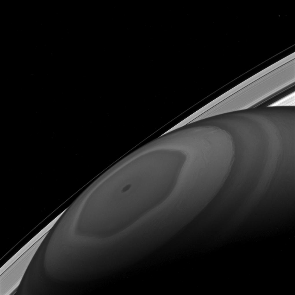 Saturn&#039;s north pole hexagon storm