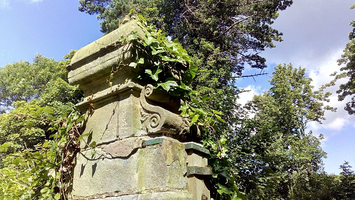 Focusing on this stone post captured the grain and got the right brightness.