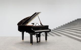 way to piano throve staircase
