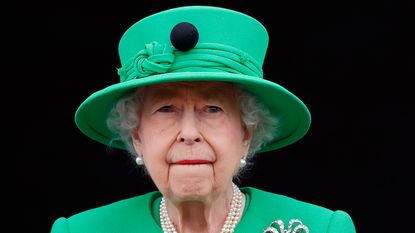 Queen tears - Queen Elizabeth II stands on the balcony of Buckingham Palace following the Platinum Pageant on June 5, 2022 in London, England. 