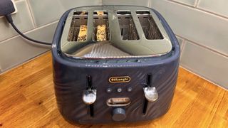 Image of Delonghi Ballerina Seta toaster