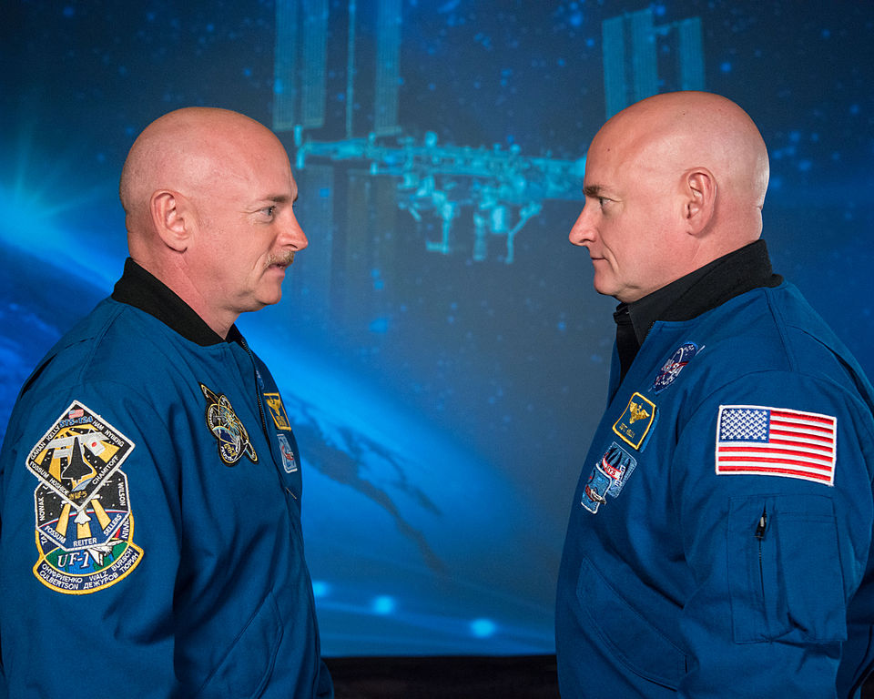 El ex astronauta Mark Kelly (izquierda) posa con su hermano gemelo idéntico, el ex astronauta Scott Kelly.  Eran los temas clave en la NASA "Estudio de gemelos." Scott pasó casi un año en el espacio, mientras que Mark se quedó aquí en la Tierra.  Esta investigación brindó a los investigadores la oportunidad de estudiar los efectos en la salud de los vuelos espaciales a largo plazo.