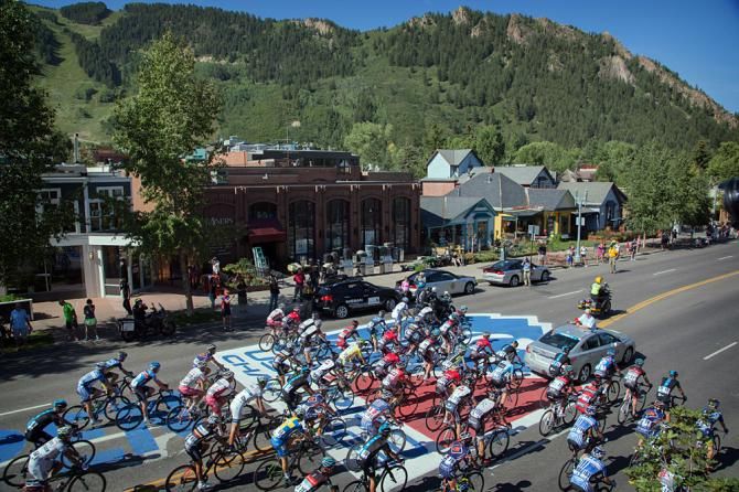 THe peloton rolls out of Aspen, Colorado.