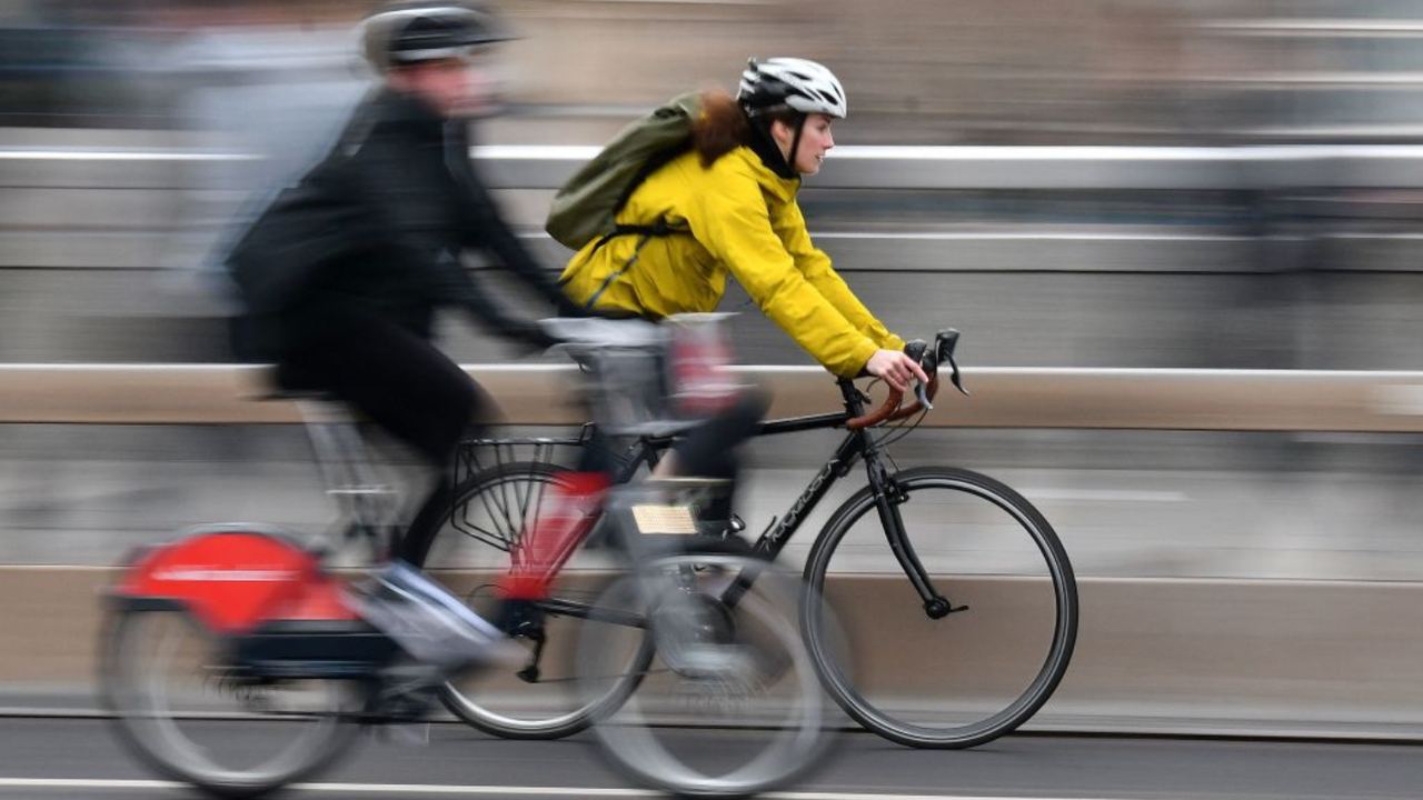 Two cyclists commute 