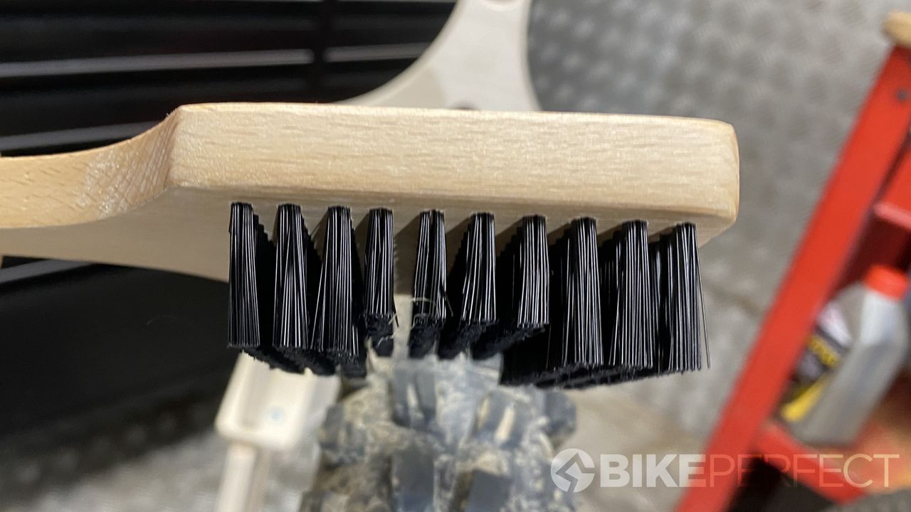 Details of the stepped bristles on the tire brush