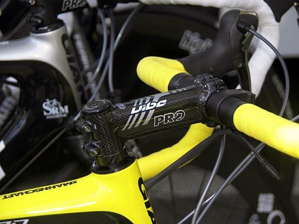 A PRO Vibe carbon stem dresses up the front end.