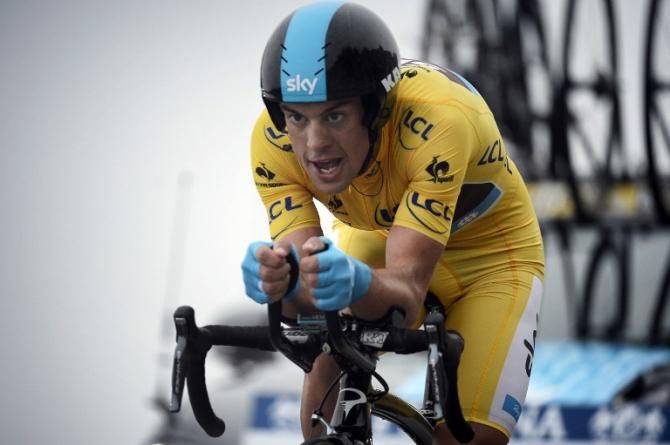 Richie Porte (Sky) powers up the Col d'Eze.
