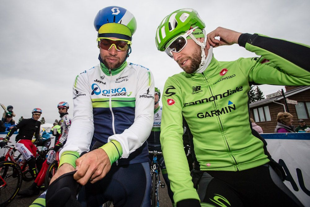 Michael Matthews (Orica-GreenEdge) and Ryder Hesjedal (Cannondale) have a chat before the chilly start