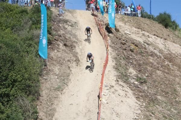 Inaki Lejarreta and Ruben Ruzafa work together at the front.