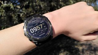 Garmin Enduro 2在女人的手腕上