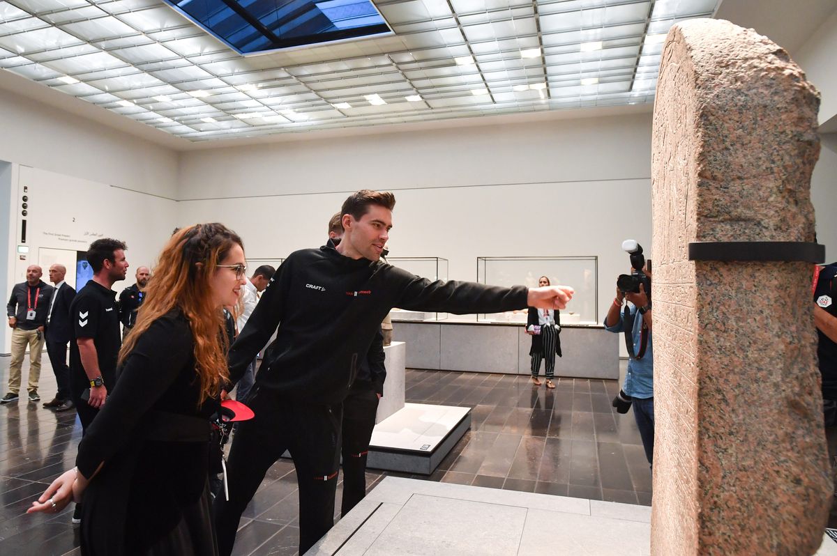 Tom Dumoulin checks out an Egizian carving