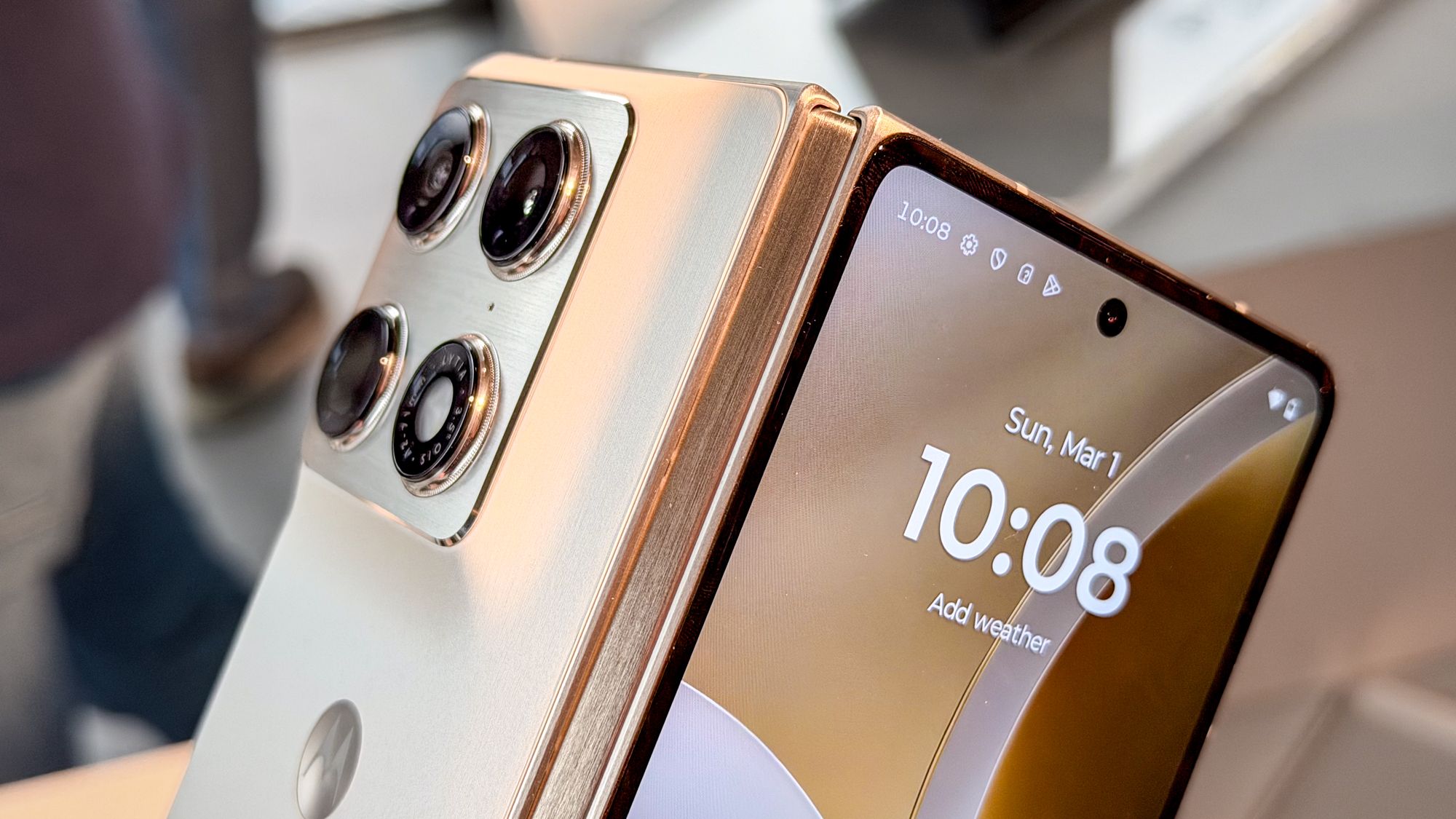 Motorola Razr Fold رسمی شد – در اینجا نحوه مقایسه آن با Galaxy Z Fold 7 آمده است