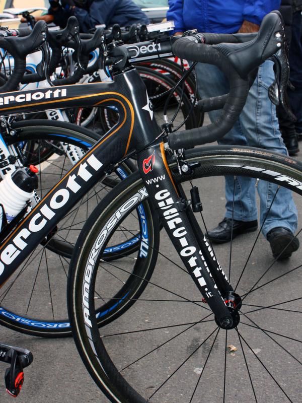 The tapered carbon fork on Michele Scarponi's (Androni Giocattoli-Diquigiovanni) Guerciotta wears little more than giant company logos.