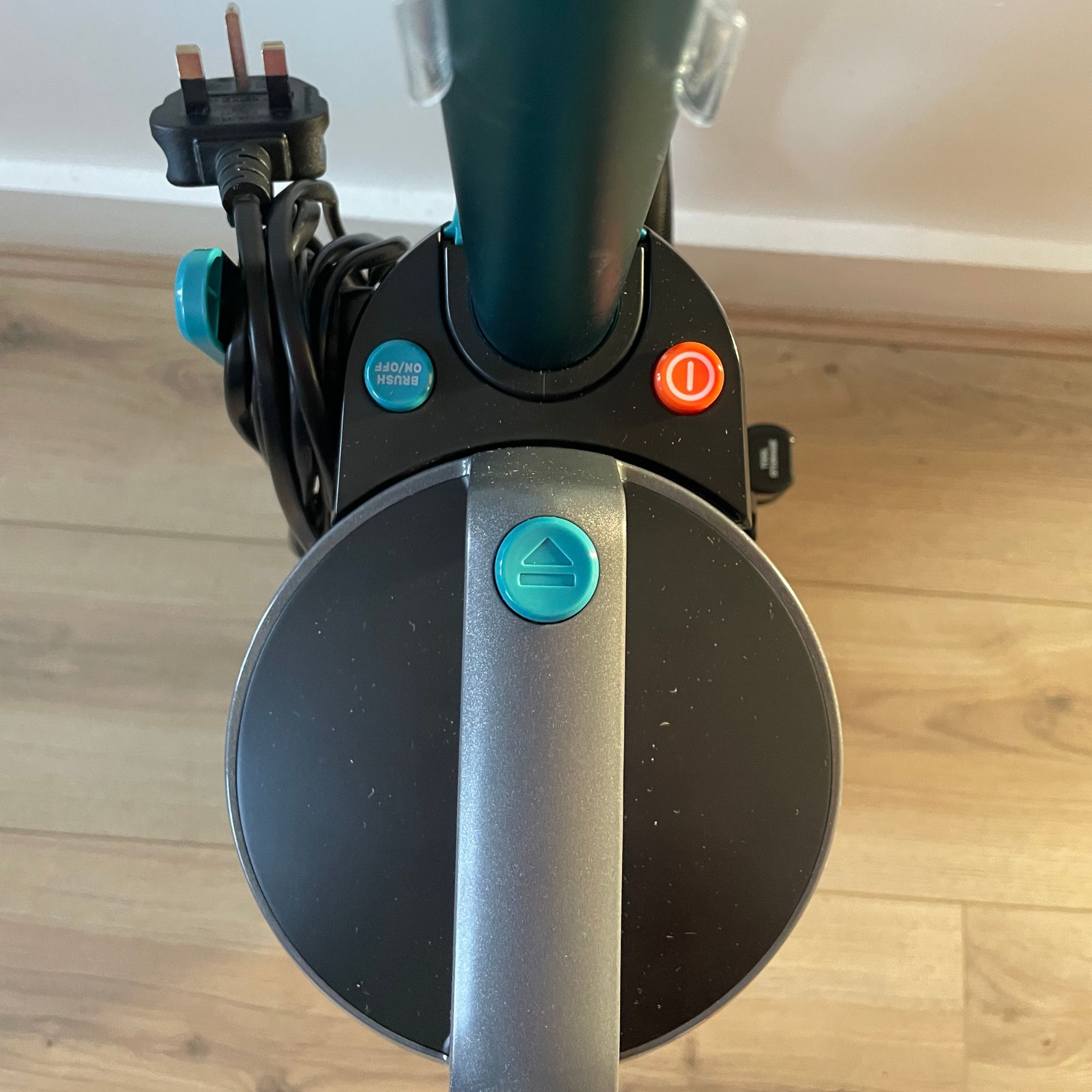 controls of the Vax LiftOut Reach Pet Design Vacuum Cleaner