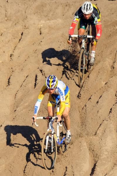 Kevin Pauwels (Telenet - Fidea) leads Sven Nys (Landbouwkrediet) in the sand.