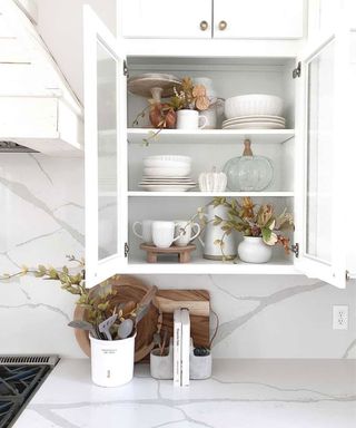 Modern thanksgiving decor ideas, decorated white kitchen cupboard