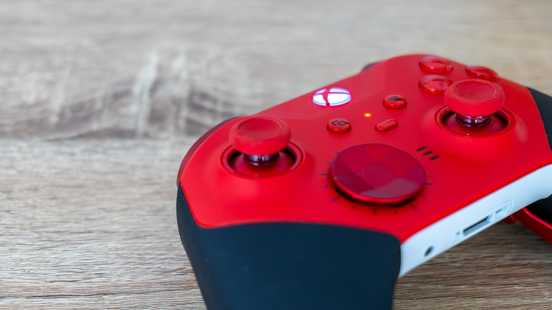 Xbox Elite Wireless Controller Series 2 in red (close-up)