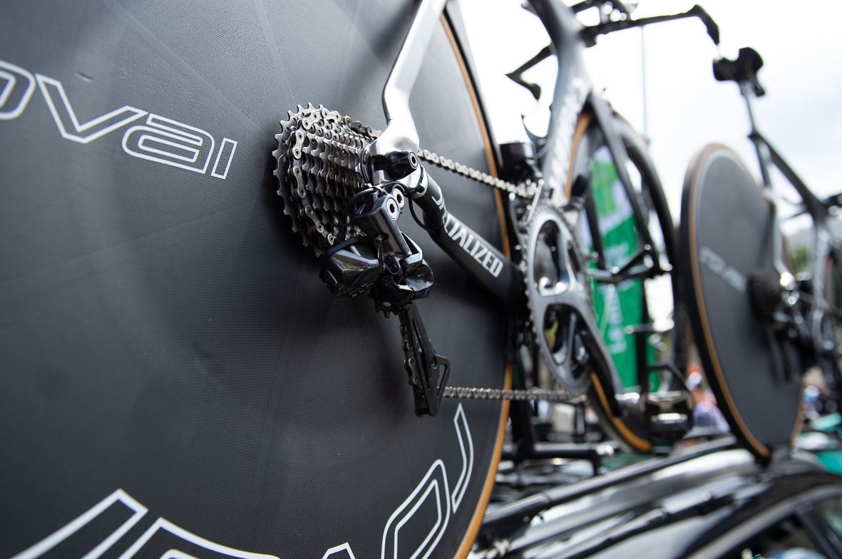 Older Specialized Shiv TT bikes were available as spares on the team car roofs