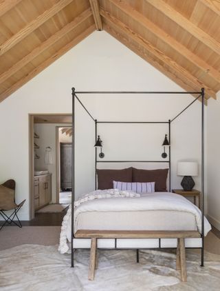 Minimalist bedroom by Marie Flanigan
