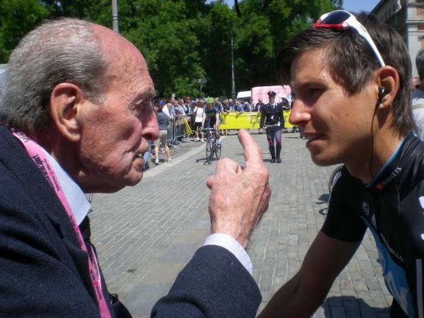 Alfredo Martini talks with Swedish rider Thomas L&ouml;fkvist