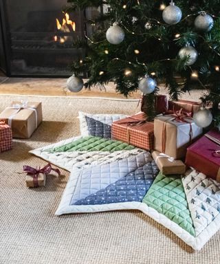 Star quilt, blue, white and green Christmas design