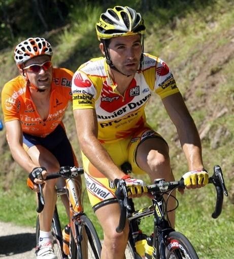 David de la Fuente (Saunier Duval) leads his breakaway companion Aitor Hernandez (Euskaltel) in stage 3