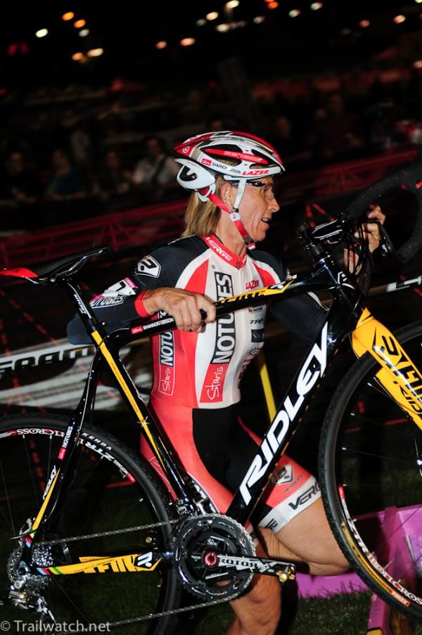 Shannon Gibson (NoTubes) running some uphill barriers