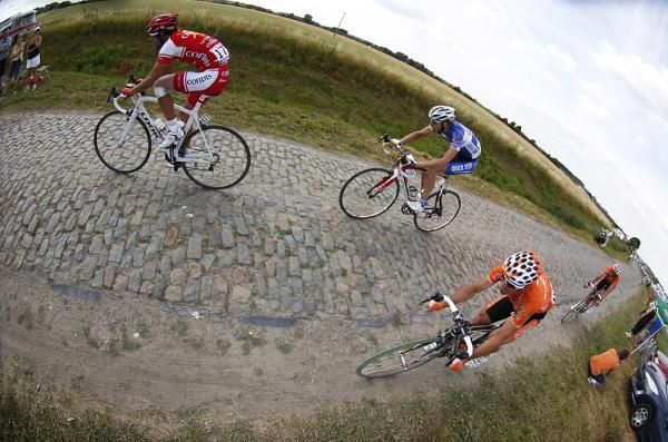 Some riders tried to find smoother lines on the side of the pav&eacute;