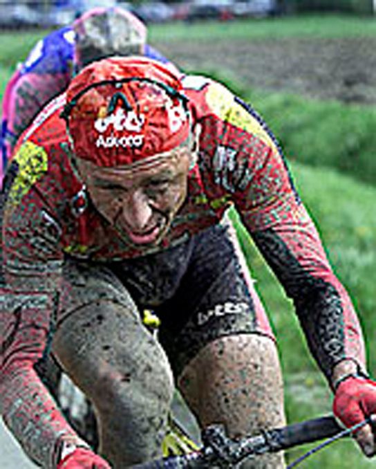 Andrei Tchmi rides through the mud of Paris-Roubaix in 2001