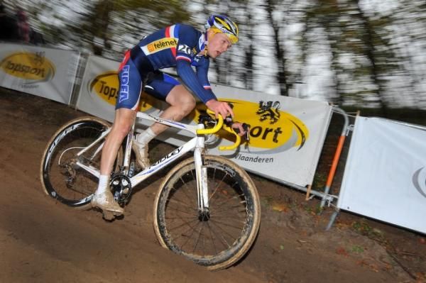 Arnaud Jouffroy (France) negotiates a descent.
