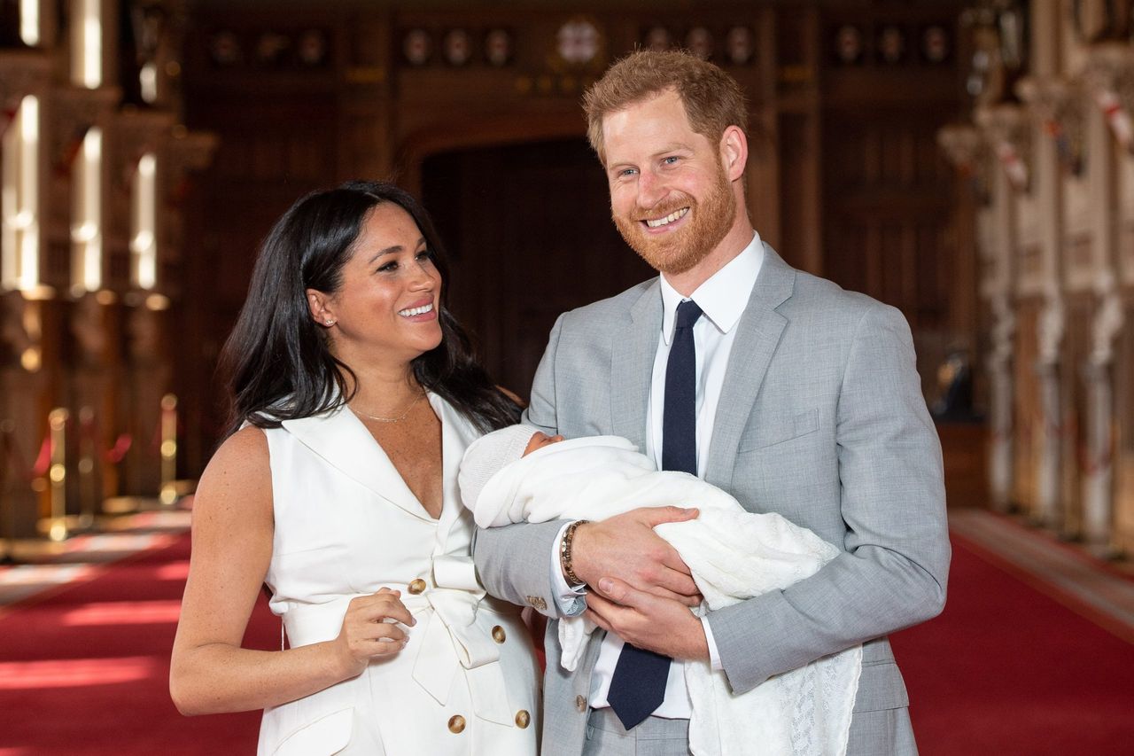 WINDSOR, ENGLAND - MAY 08: Prince Harry, Duke of Sussex and Meghan, Duchess of Sussex, pose with their newborn son Archie Harrison Mountbatten-Windsor during a photocall in St George&#039;s Hall at Windsor Castle on May 8, 2019 in Windsor, England. The Duchess of Sussex gave birth at 05:26 on Monday 06 May, 2019. (Photo by Dominic Lipinski - WPA Pool/Getty Images)