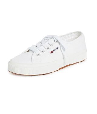 Weiße Superga-Leinenschuhe