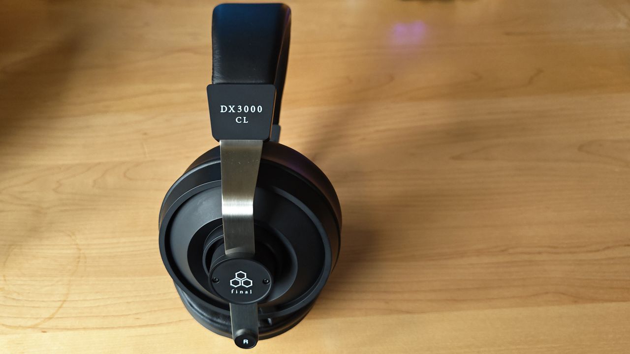 The Final DX3000 CL closed back headphone.
