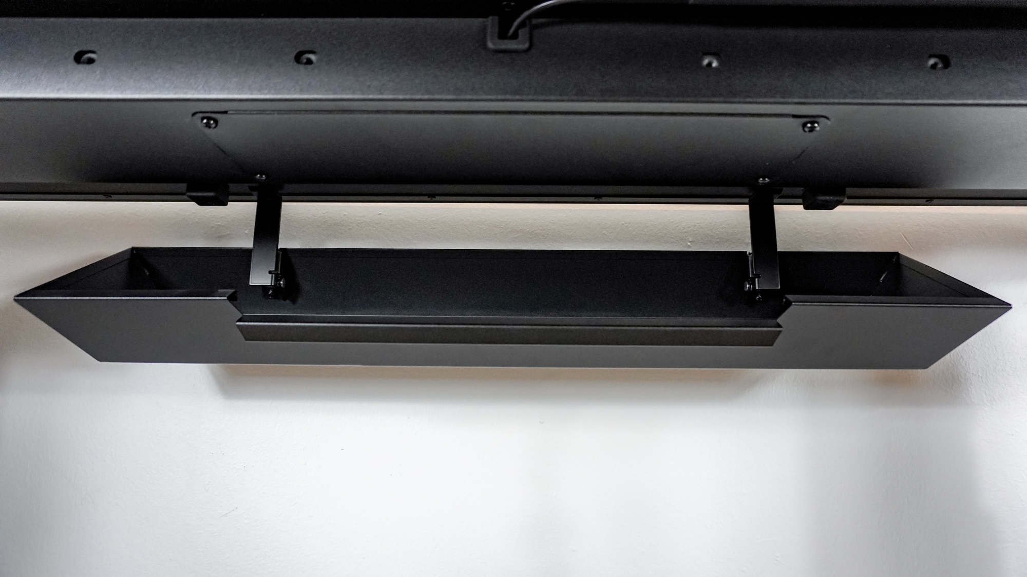 The included cable management tray attached on the underside of the Secretlab Magnus Evo