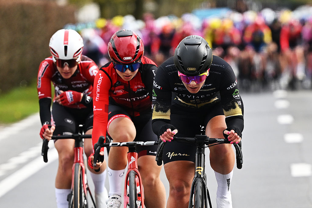 In Flanders Fields Women LIVE - The breakaway's advantage is slashed ahead of the decisive climbs of the race