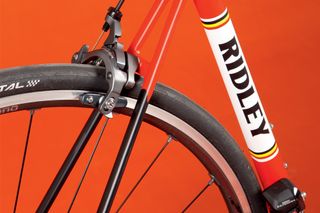 The Ridley Helium comes with retro paintjob and graphics