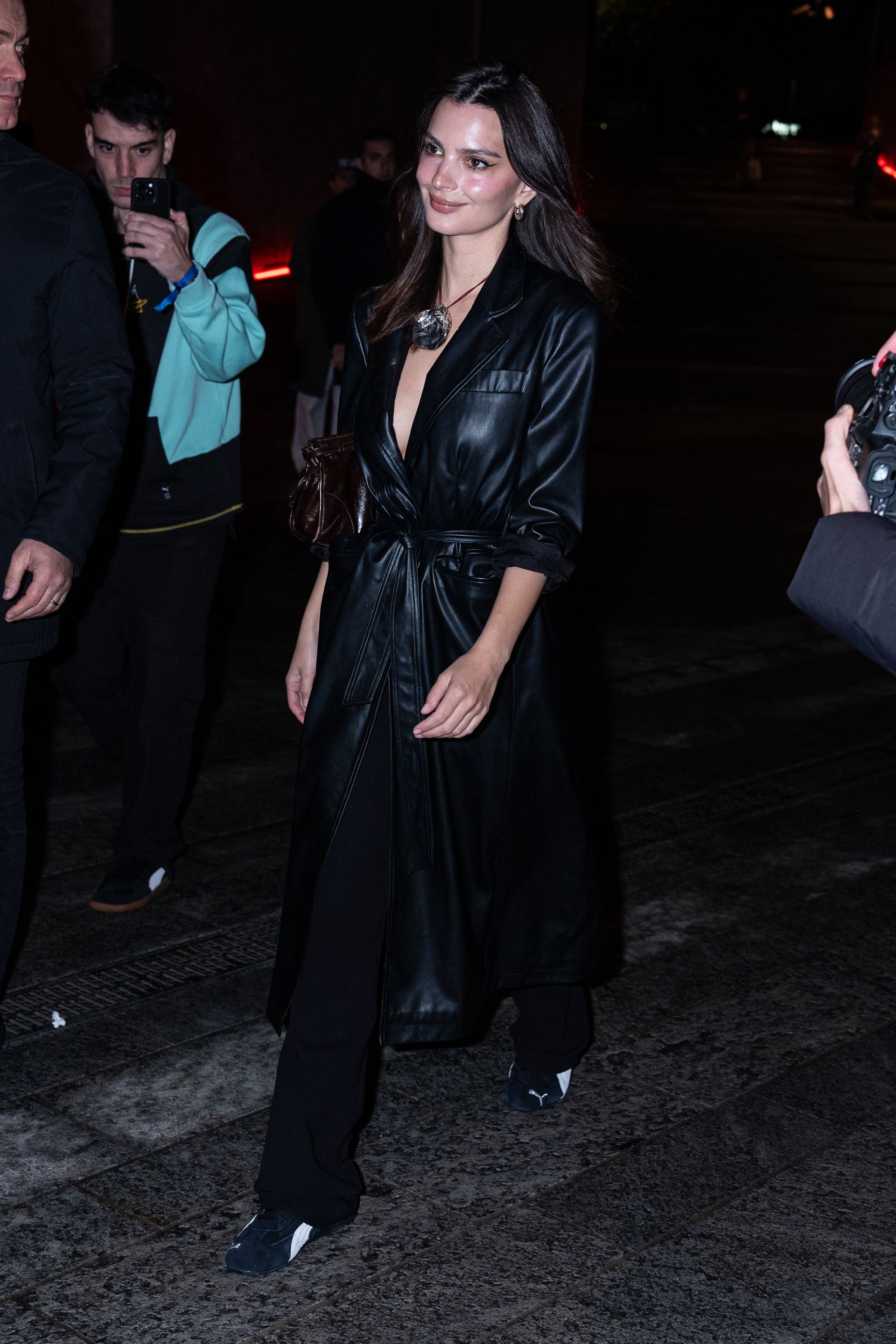 Emily Ratajkowski wears black and white trainers.