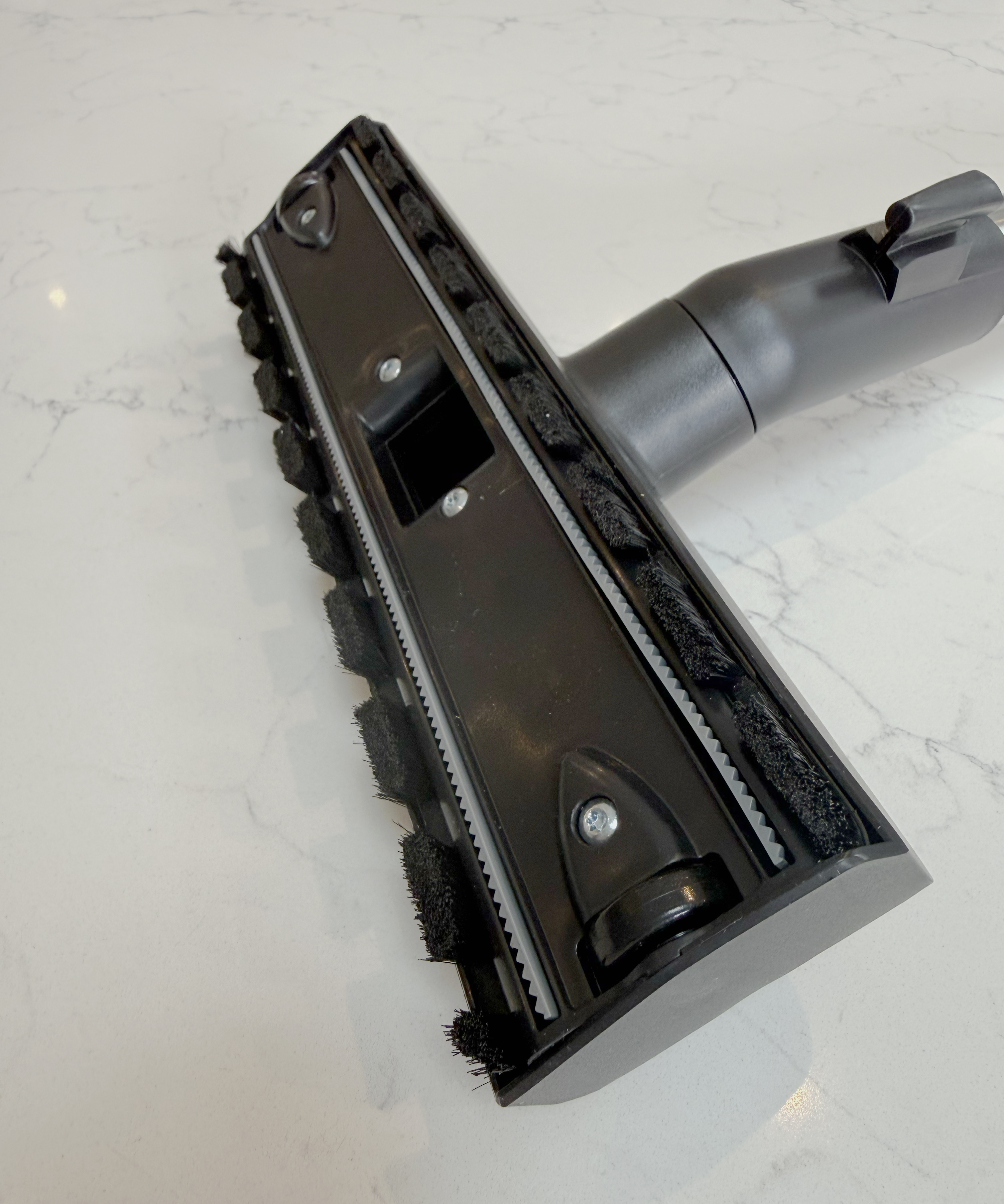 Underside of the K&amp;auml;rcher WD 6 P floor head showing the brush strips used for dry vacuuming