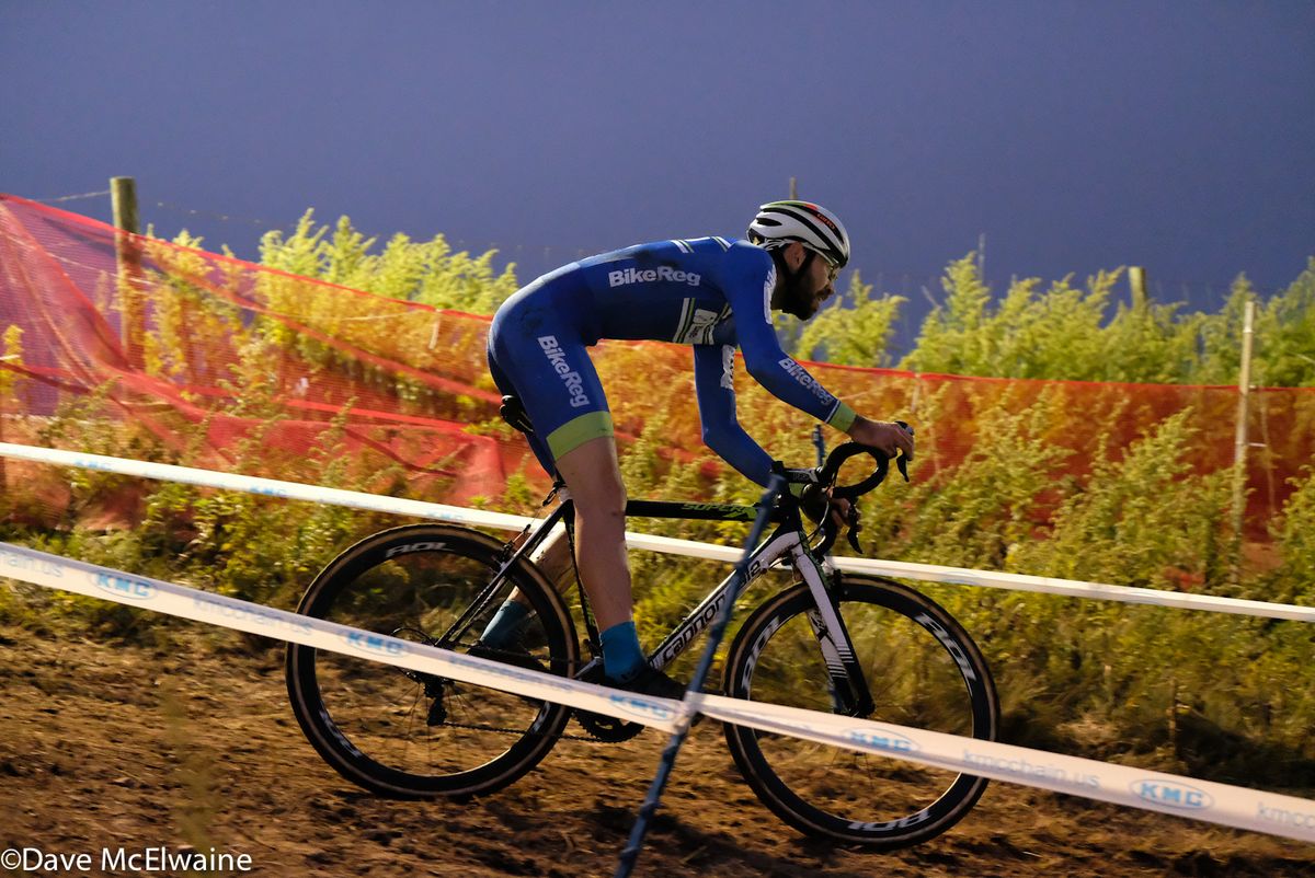 Evan Huff (Bikereg) descending off the ridge mid-race