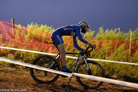 Evan Huff (Bikereg) descending off the ridge mid-race
