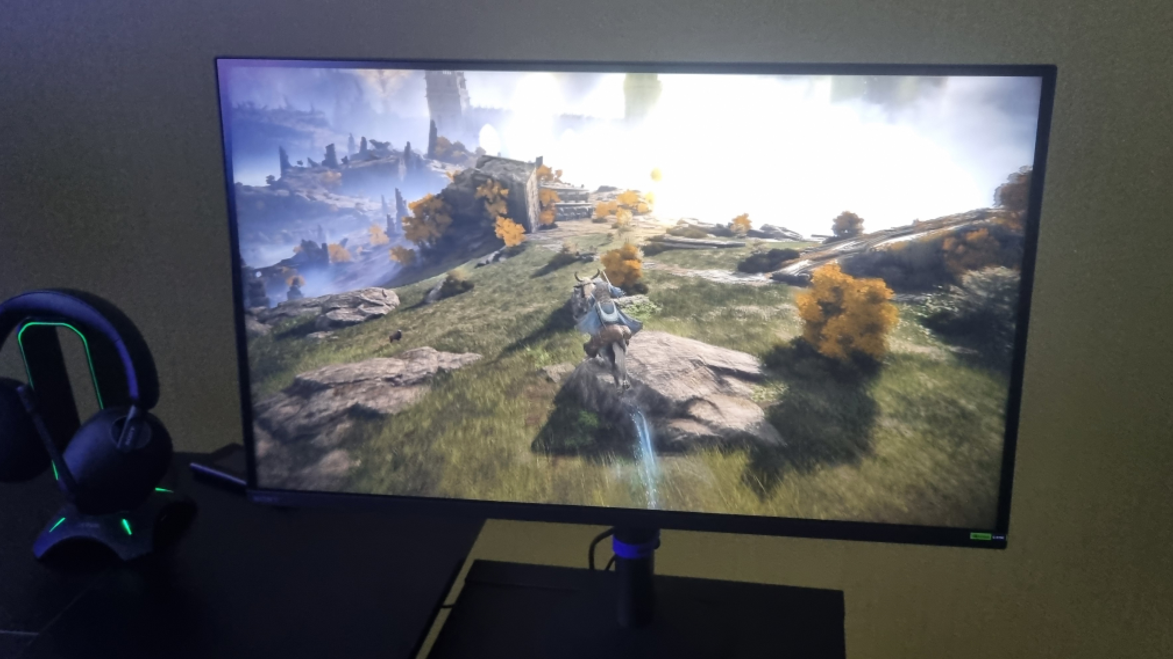 Los nuevos y veloces monitores de juegos Inzone de Sony cuentan con diseños de soportes que desafiaron resueltamente mis intentos de derribarlos.