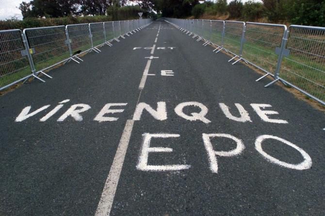 A message denouncing French rider Richard Virenque doping was painted on the prologue course in Le Puy du Fou in the 1999 Tour de France after the previous year's Festina scandal.