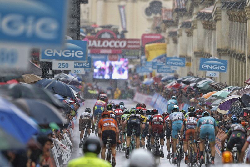 A look at the peloton crossing the line