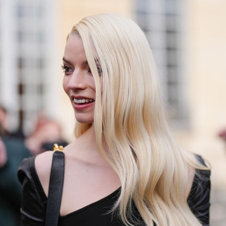 anya taylor joy wearing a side part and soft curls