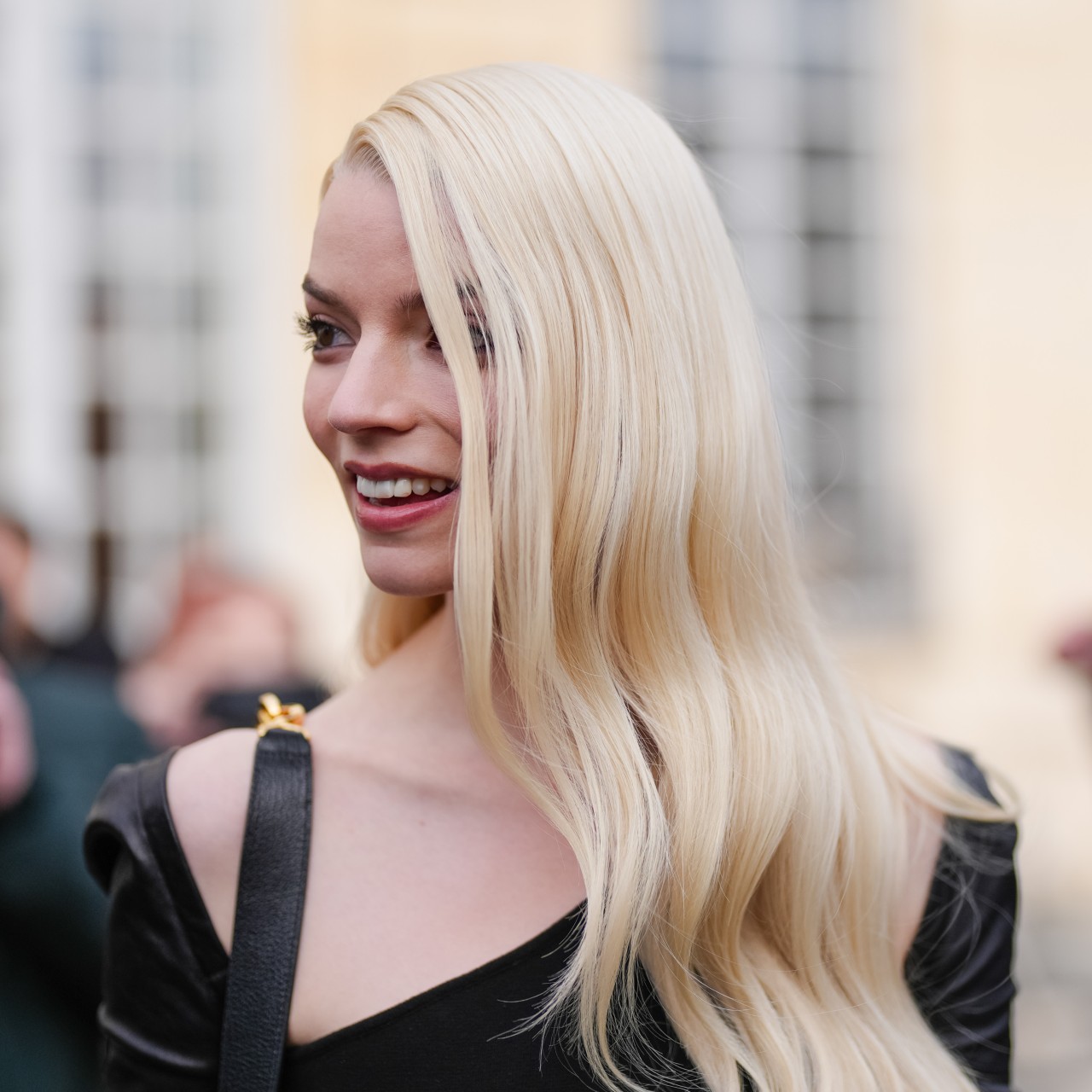 anya taylor joy wearing a side part and soft curls
