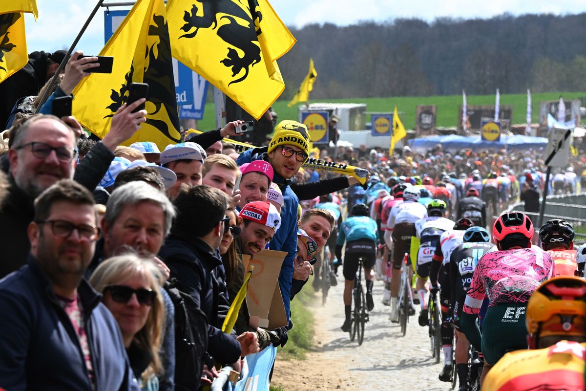 Ronde van Vlaanderen 2022 - Tour of Flanders - 106th Edition - Antwerp - Oudenaarde 272,5 km - 03/04/2022 - Oude Kwaremont - Fans - Scenery - Peloton - photo Vincent Kalut/PN/SprintCyclingAgency&Acirc;&copy;2022