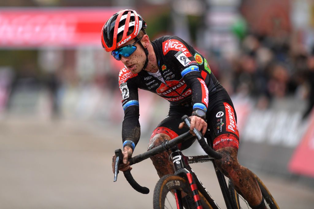 NIEL BELGIUM NOVEMBER 11 Eli Iserbyt of Belgium and Team Pauwels Sauzen Bingoal competes during the 30th Superprestige Niel Jaarmarktcross 2021 Mens Elite SPNiel Superprestige2022 on November 11 2021 in Niel Belgium Photo by Luc ClaessenGetty Images