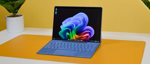 Een Microsoft Surface Pro Copilot+ PC op een bureau