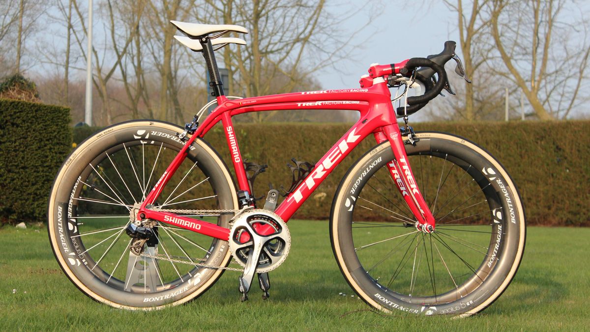 The Domane Classics (at rear) sits a full centimenter lower than the Domane Koppenberg. Devolder's position is identical on both bikes